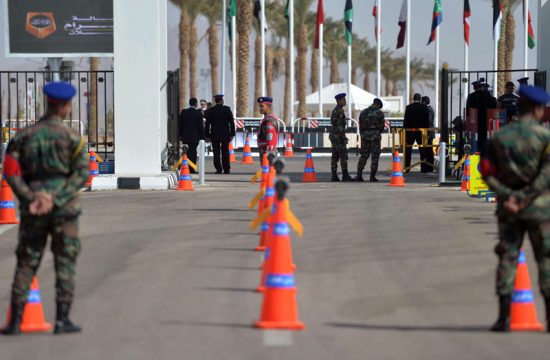 Sicherheitskräfte bewachen den Eingang zur Konferenzhalle des Liga-Gipfels im ägyptischen Badeort Scharm el Scheich