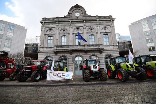 Milchbauern und Traktoren vor dem EU-Parlament in Brüssel