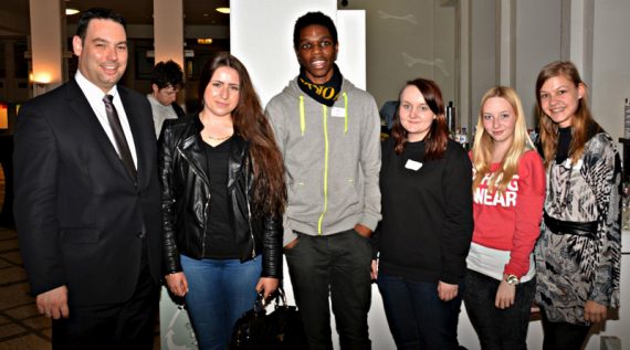 Unterrichtsminister Harald Mollers mit den Schülern des Eupener Robert-Schumann-Instituts in Brüssel