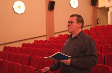 Vor der Premiere im Jünglingshaus in Eupen: Regisseur Jörg Lentzen gibt letzte Anweisungen