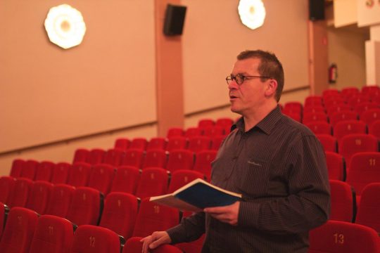 Vor der Premiere im Jünglingshaus in Eupen: Regisseur Jörg Lentzen gibt letzte Anweisungen