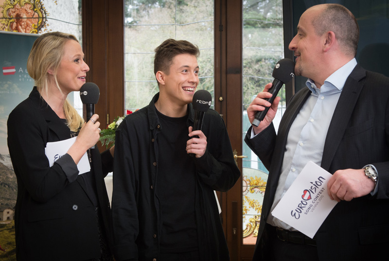 Eurovision-Kandidat Loïc Nottet (Mitte) mit den RTBF-Moderatoren Maureen Louys und Jean-Louis Lahaye