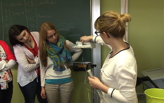 Unterricht im zweiten Jahr der Krankenpflegeausbildung: Heute steht Infusionstherapie auf dem Stundenplan