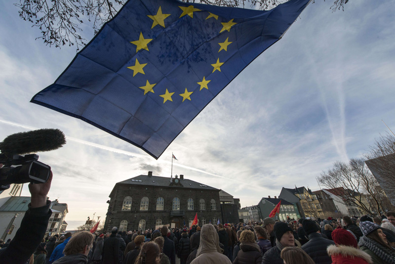 Protest gegen die EU-Politik der Regierung vor dem Parlament in Reykjavik (24.2.2014)