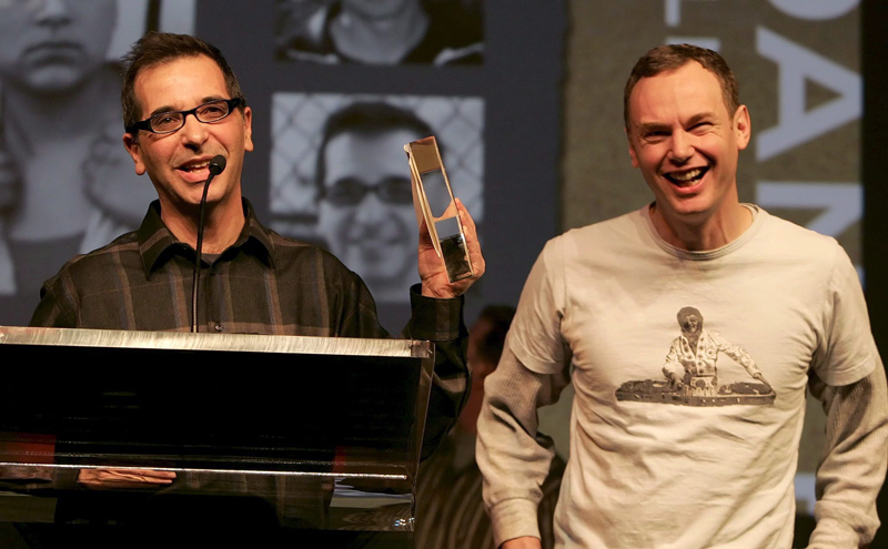 Richard Glatzer,(l.) und Wash Westmoreland erhalten einen Award für ihren Film "Quinceañera" beim Sundance Film Festival in Utah (28.1.2006)