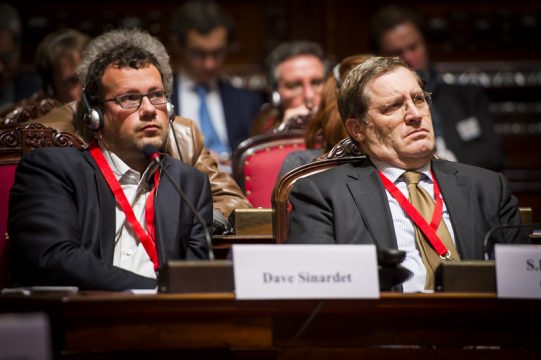 Politologe Dave Sinardet und Bénédict de Cerjat, Botschafter der Schweiz in Belgien