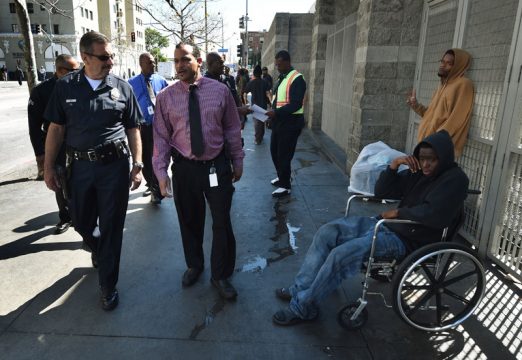 Charlie Beck (links), Polizeichef von Los Angeles, bei einem Rundgang durch Viertel "Skid Row"
