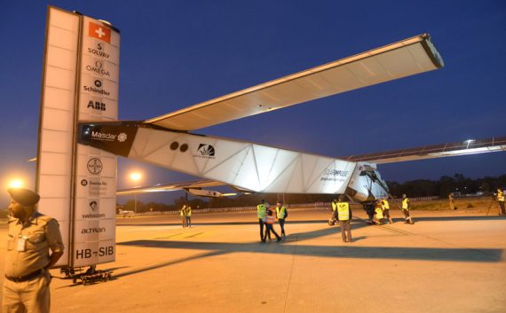Sonnenflieger Solar Impulse hebt in Indien ab