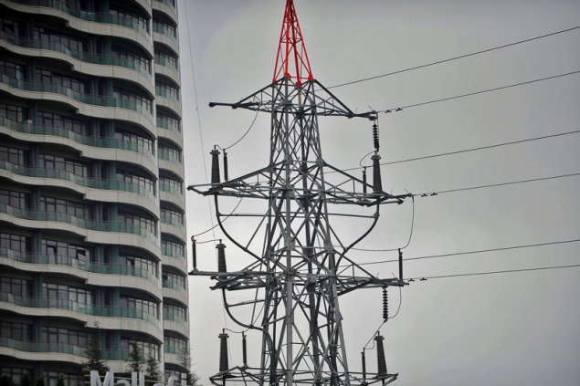 Schwerer Stromausfall in der Türkei - Strommast neben einem Gebäude in Istanbul