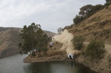 Nochmal gut gegangen: Ott Tänak landet mit dem Ford Fiesta im See, kann sich mit Beifahrer Raige Mölder aber in Sicherheit bringen