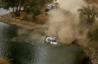 Nochmal gut gegangen: Ott Tänak landet mit dem Ford Fiesta im See, kann sich mit Beifahrer Raige Mölder aber in Sicherheit bringen