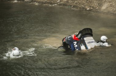 Nochmal gut gegangen: Ott Tänak landet mit dem Ford Fiesta im See, kann sich mit Beifahrer Raige Mölder aber in Sicherheit bringen