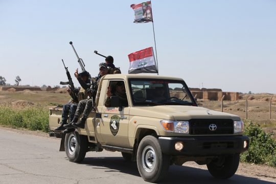 Irakische Sicherheitskräfte fahren durch den Ort Al-Dur südlich von Tikrit