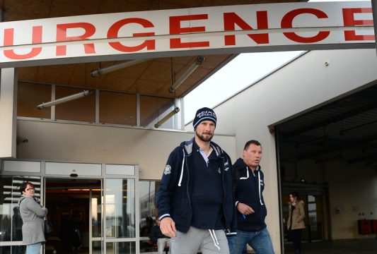 Tom Boonen und Wilfried Peeters, Sportdirektor vom Etixx-Quick-Step-Team, beim Verlassen der Notaufnahme in Contres