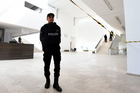 Nach Anschlag auf das Bardo-Nationalmuseum: Polizist steht Wache