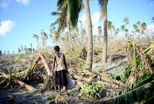 Nach Zyklon "Pam": Einwohnerin auf der Suche nach Essen