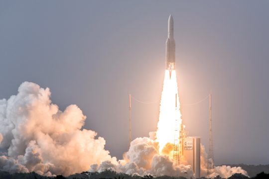 Start der Ariane-5-Rakete vom Weltraumbahnhof Kourou