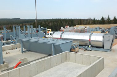 Aufbau der Asphaltmischanlage von Enrobest auf Kaiserbaracke begonnen