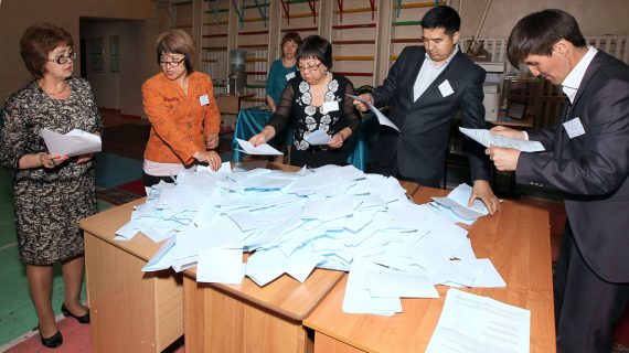 Wahlhelfer zählen Stimmen in einem Wahlbüro in Astana