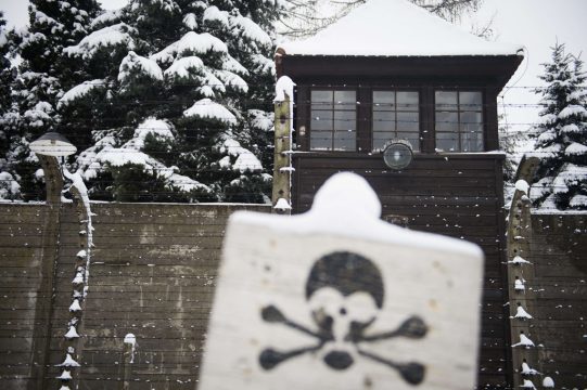 Warnschild vor einem Wachturm im ehemaligen Konzentrationslager Auschwitz