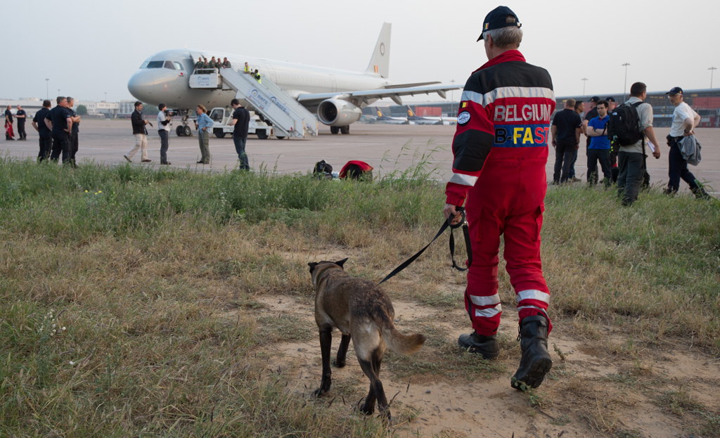 Das B-Fast-Team und die Spürhunde am Flughafen von Neu-Delhi (27.4.)