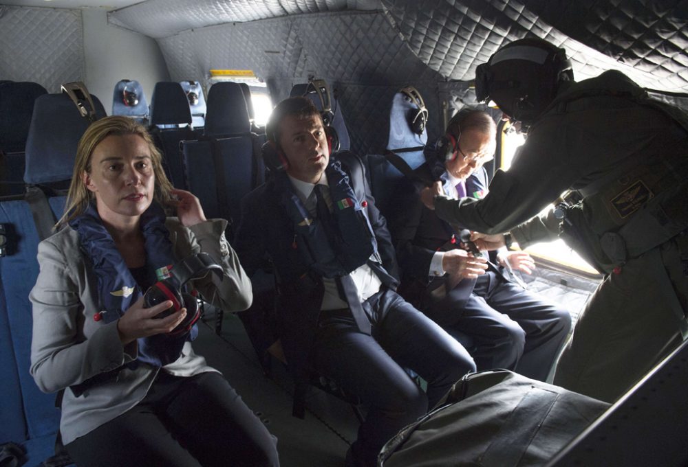 Federica Mogherini, Matteo Renzi und Ban Ki Moon an Bord des Marineschiffs San Giusto
