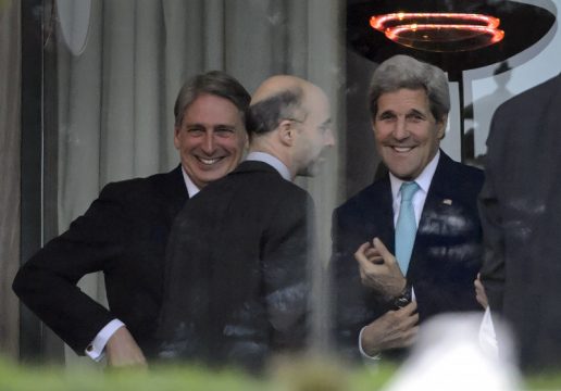 Außenminister Philip Hammond (Großbritannien) und John Kerry (USA) während einer Pause der Atomverhandlungen auf einem Balkon des Hotels Beau-Rivage Palace