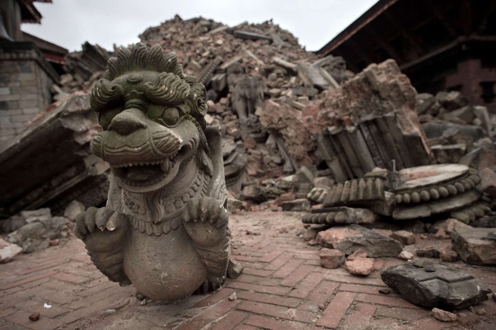 Statue vor Trümmern eines zerstörten Tempels auf dem Unesco-Gelände Bhaktapur außerhalb von Kathmandu