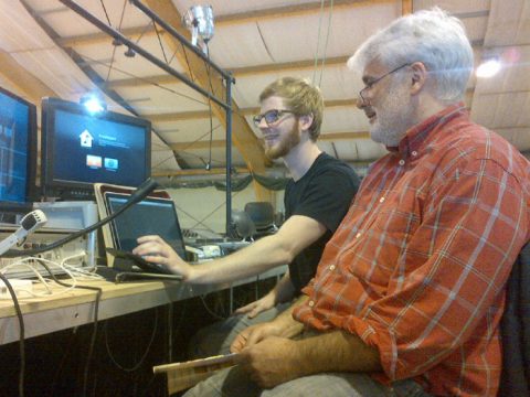 Bibeltage in St. Vith: Letzte Vorbereitungen - Luc Alt mit einem der vielen jugendlichen Helfer