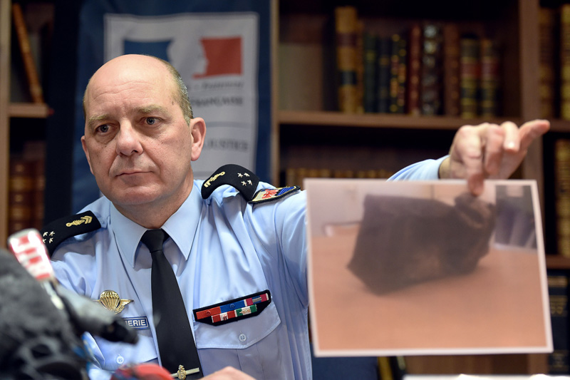 Ermittler David Galtier zeigt ein Foto der zweiten Blackbox (Pressekonferenz in Marseille, 2.4.)