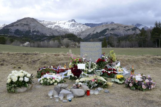 Blumen für die Opfer des Germanwings-Absturzes in der Nähe des Unglücksortes