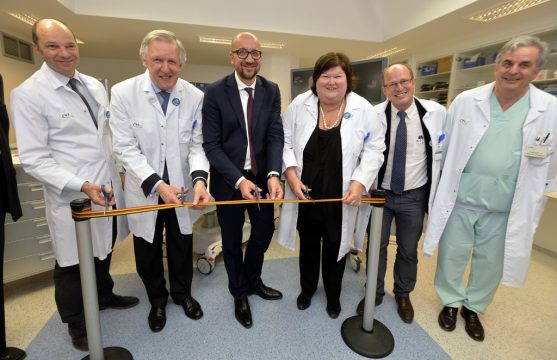 CHU weiht neues Zentrum für Endoskopie ein: Professor Edouard Louis, Pensionsminister Daniel Bacquelaine, Premierminister Charles Michel, Gesundheitsministerin Maggie De Block und CHU-Mitarbeiter