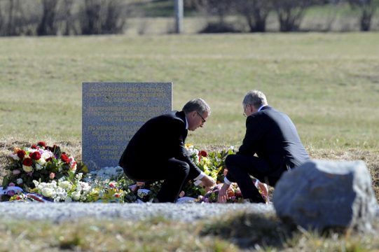 Carsten Spohr und Thomas Winkelmann legen einen Kranz an einem Denkmal in Le Vernet ab