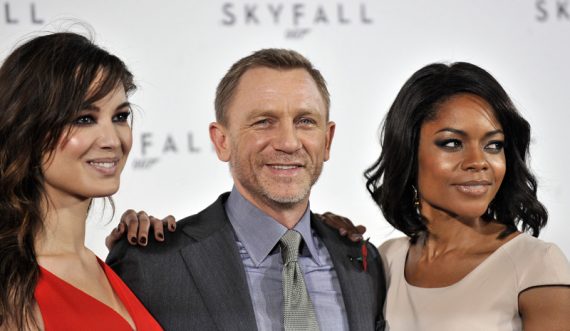 Daniel Craig mit den Bond-Girls aus "Skyfall", Berenice Marlohe (l) und Naomie Harris