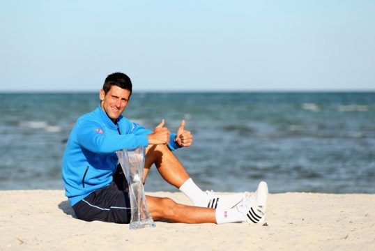 Novak Djokovic posiert mit dem Siegerpokal des Masters-Turniers von Miami