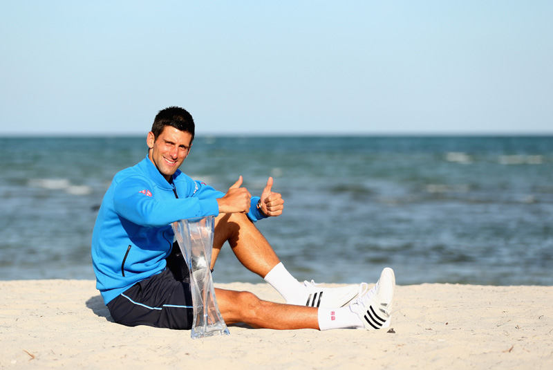 Novak Djokovic posiert mit dem Siegerpokal des Masters-Turniers von Miami