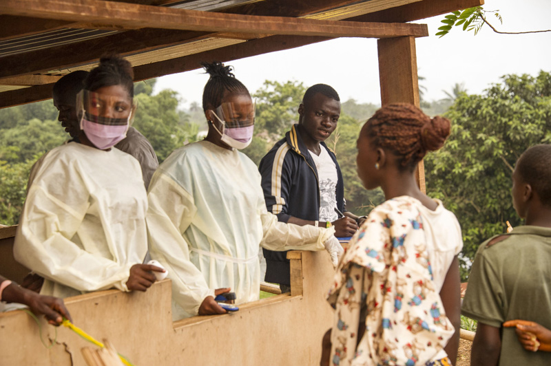 Jendema, an der Grenze zwischen Sierra Leone und Liberia: Medizinisches Personal überprüft Grenzgänger auf Anzeichen einer Ebola-Erkrankung (28.3.)