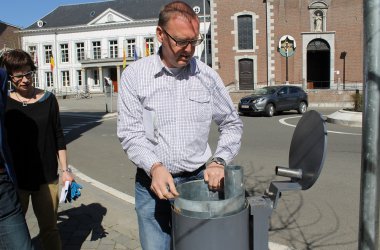 "Eupen putzt sich heraus": Christian Collard präsentiert die neue Aschvorrichtung der Abfallbehältern