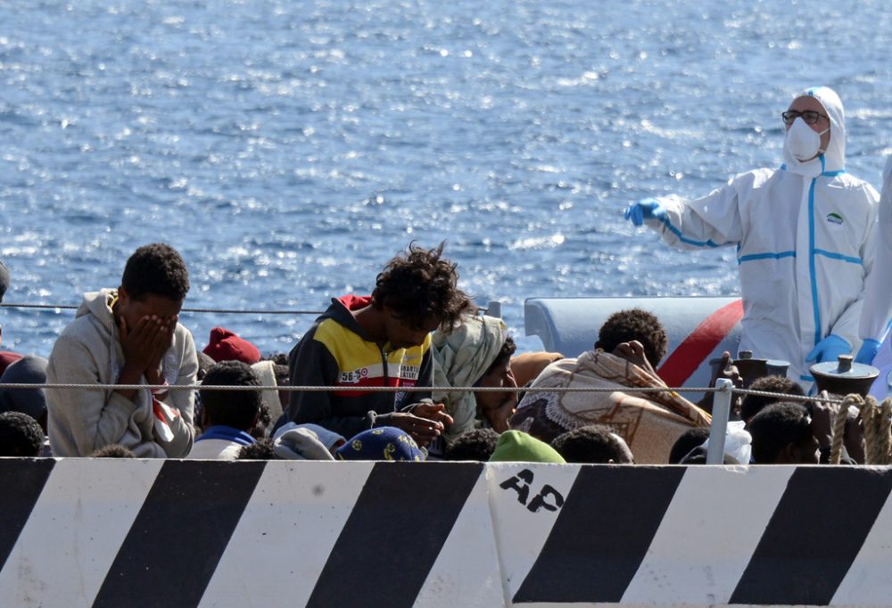 Flüchtlinge bei der Ankunft im Hafen von Messina