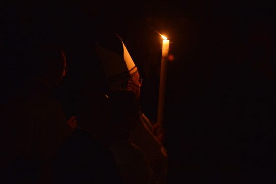 Papst Franziskus trägt das Osterlicht in den Petersdom