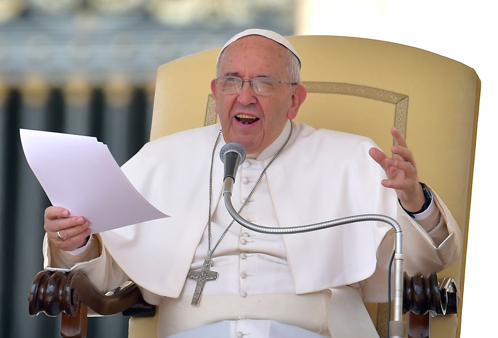 Papst Franziskus: "Wir müssen die Frau verteidigen."