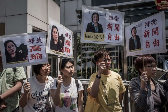 Demonstranten in Hong-Kong verlangen die Freilassung der chinesischen Journalistin Gao Yu (Bild auf Plakaten)