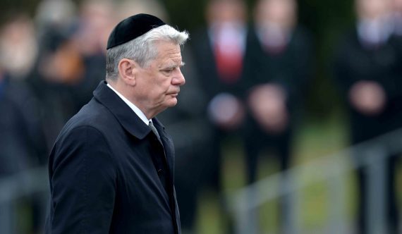 Der deutsche Bundespräsident Gauck bei der Gedenkfeier zur Befreiung des Konzentrationslagers Bergen-Belsen vor 70 Jahren