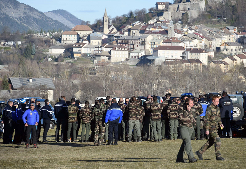 Französische Gendarmen auf dem Weg zur Absturzstelle