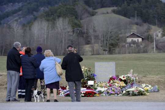 Germanwings-Absturz: Trauernde besuchen eine provisorisch errichtete Gedenkstätte in Le Vernet nahe dem Absturzort