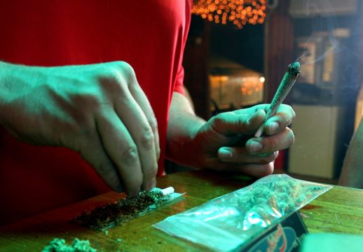 Mann dreht einen Joint