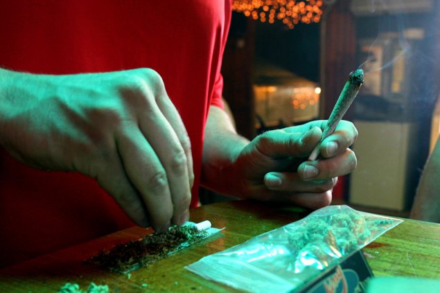 Mann dreht einen Joint