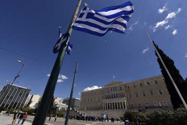 Griechische Fahne vor dem Parlament in Athen