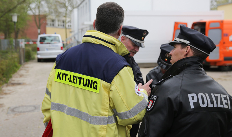 Schock in einer Junge ersticht Mitschüler - Kriseninterventionsteam vor der Hamburger Schule