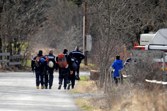 Helfer verlassen die Absturzstelle